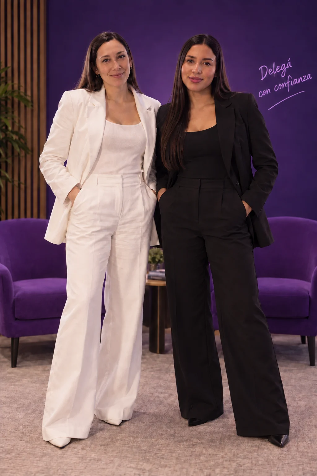 Las fundadoras de AmpliaMente 2.0 posando juntas frente a un fondo violeta con el mensaje «Delegá con confianza»