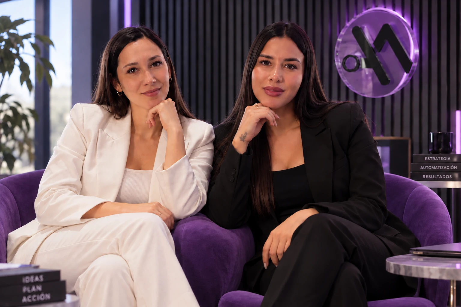 Las fundadoras de AmpliaMente 2.0 sentadas juntas en su oficina